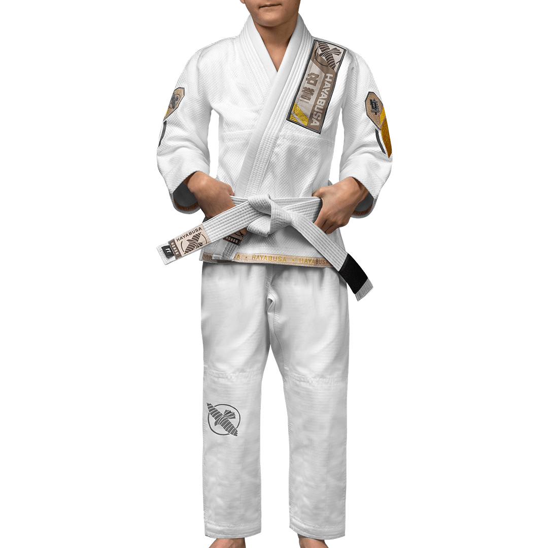 Vista frontal del kimono infantil de BJJ blanco Hayabusa Ascend Youth con cinturón blanco
