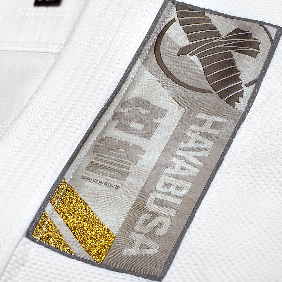 Detalle de los parches con kanji y bordados en el kimono blanco de Hayabusa