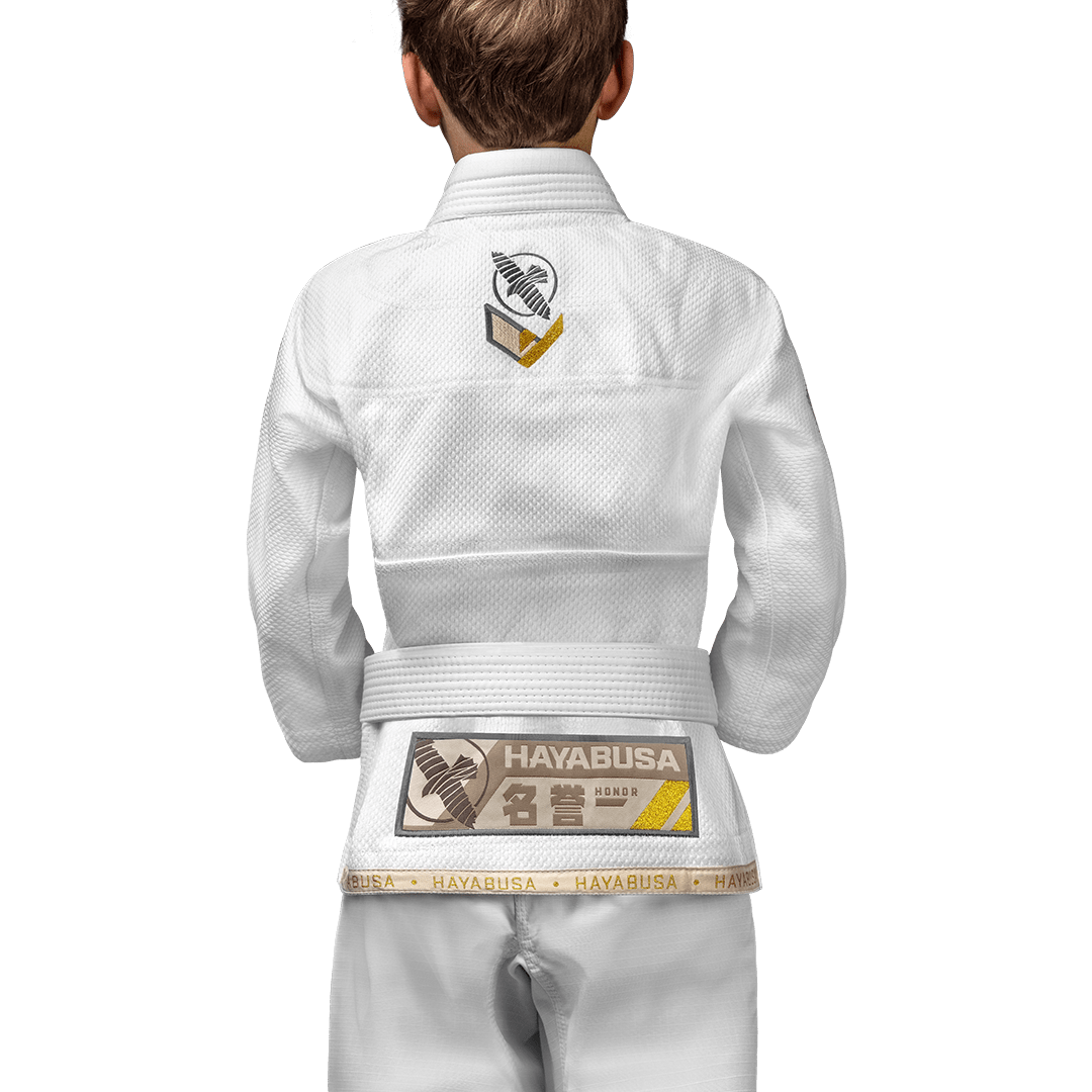 Vista trasera del Hayabusa Ascend Gi blanco que muestra el ajuste ergonómico para niños