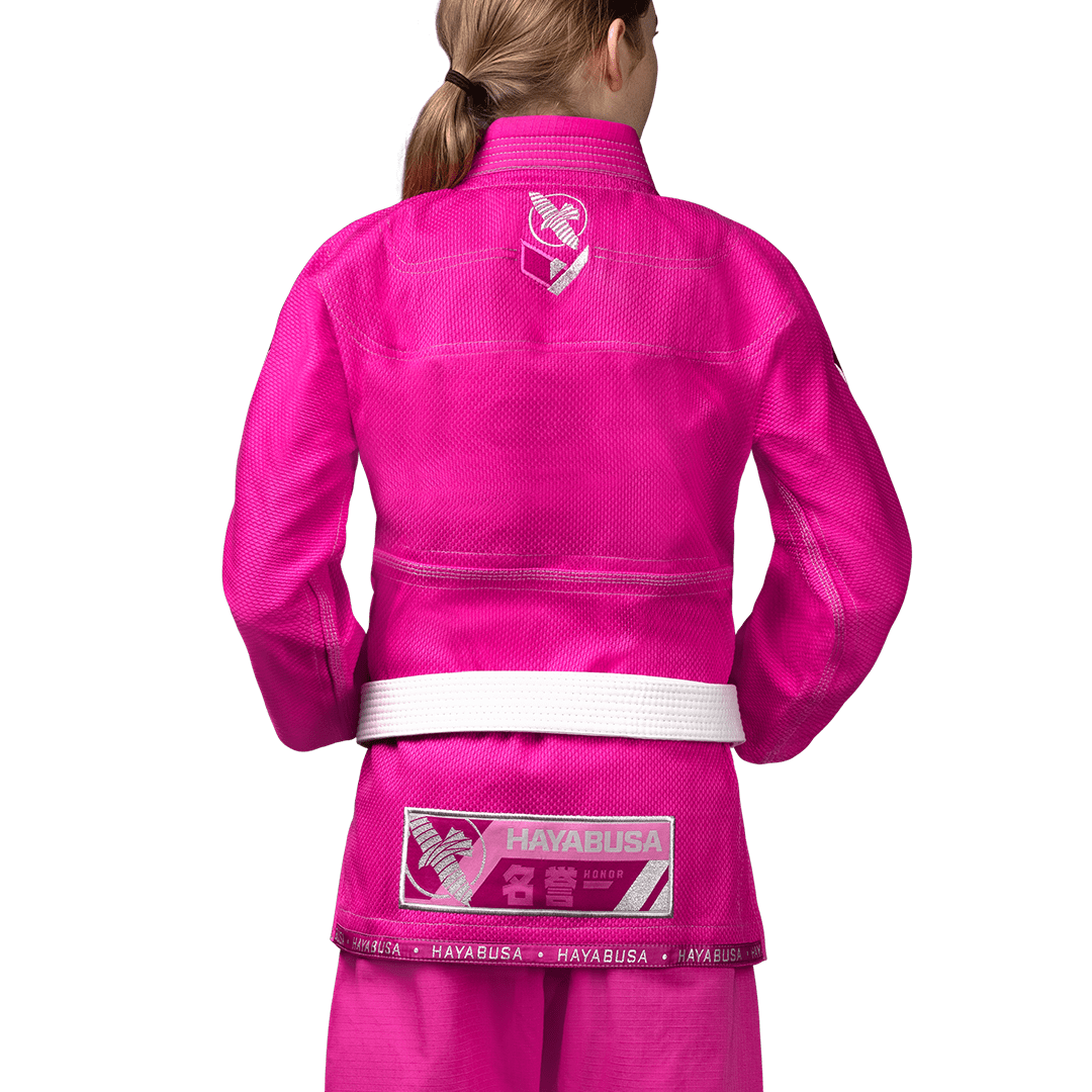 Vista trasera del kimono rosa Hayabusa BJJ con refuerzos en los hombros
