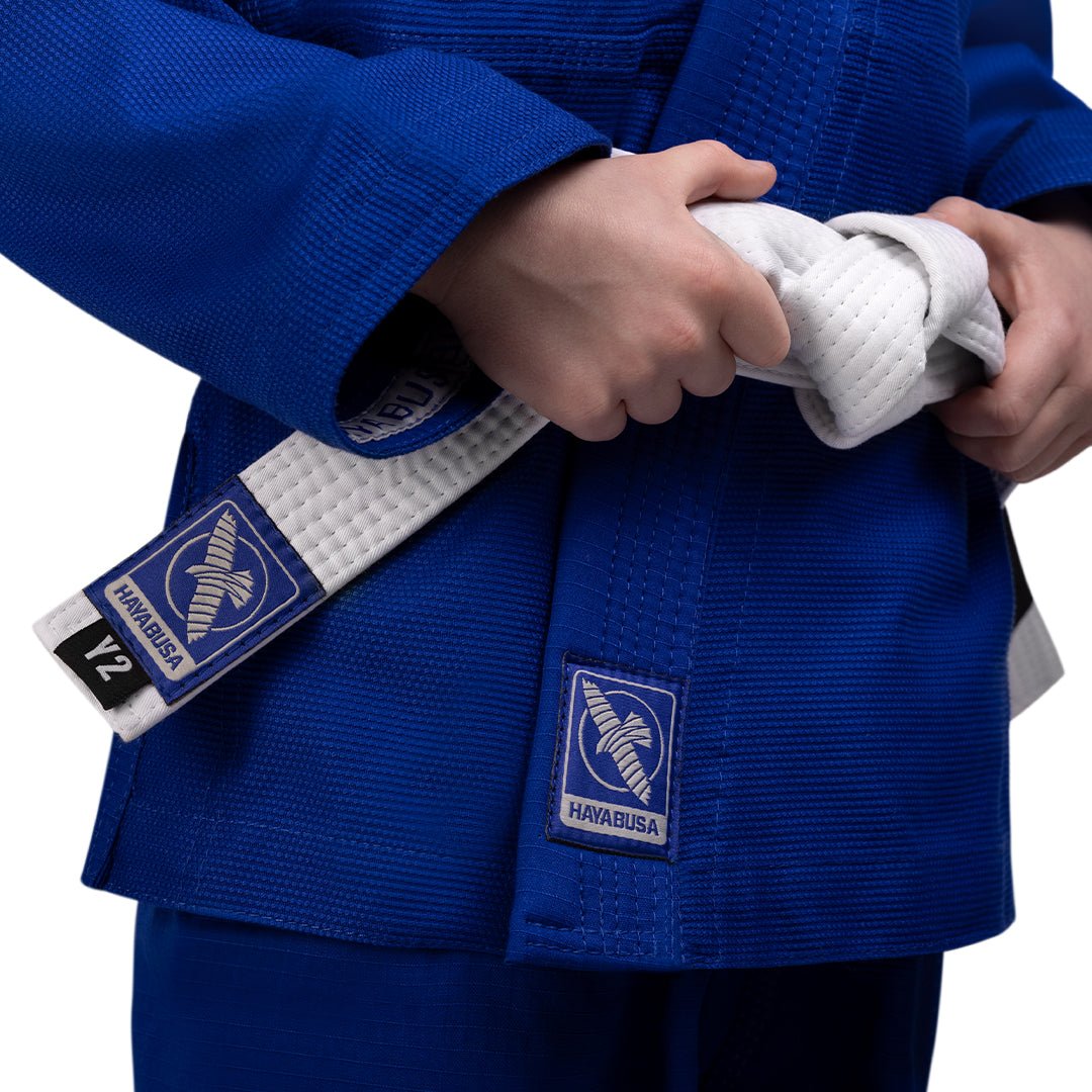 Detalle del cinturón blanco incluido con el kimono azul Hayabusa Essential