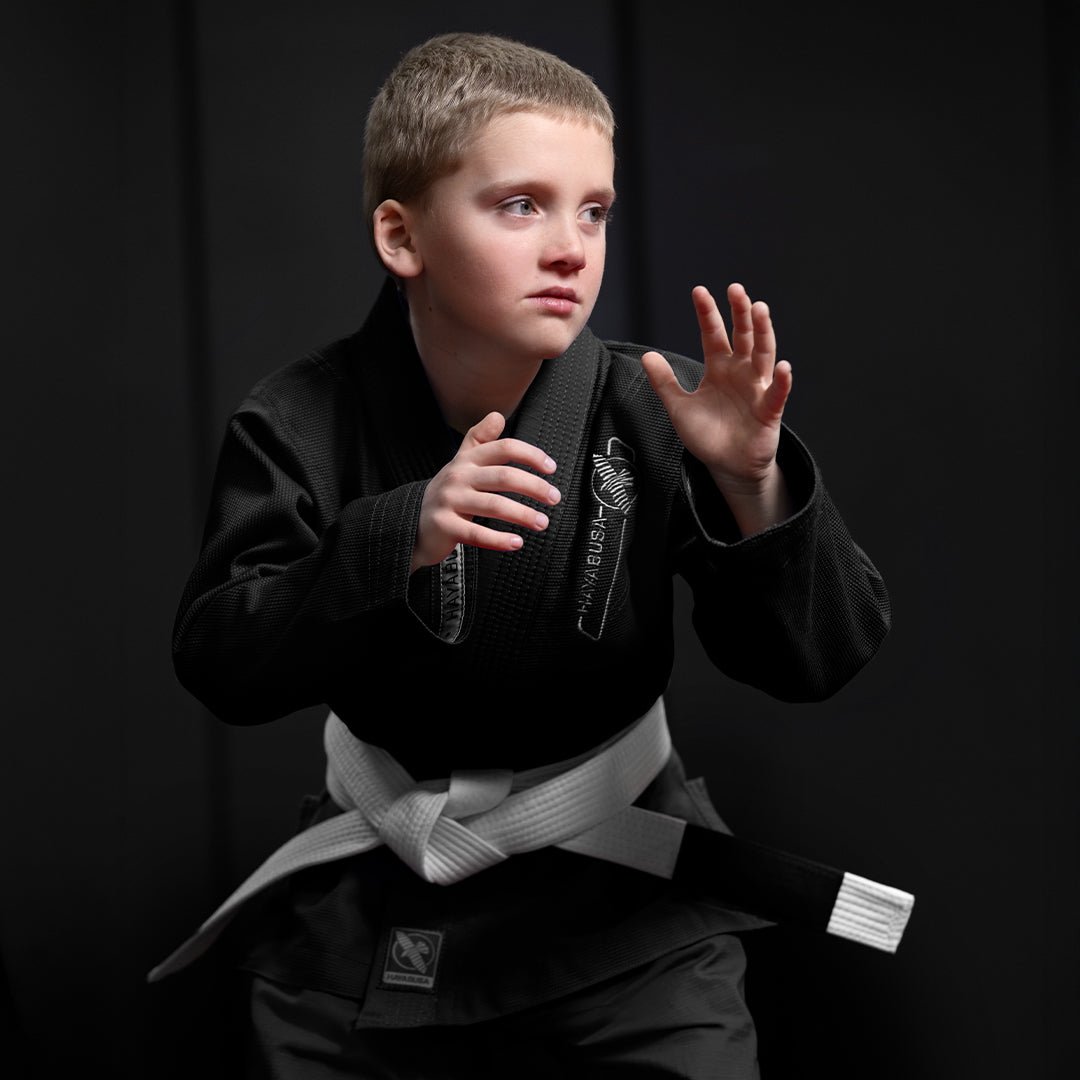 Ejemplo de uso durante el entrenamiento del kimono negro Hayabusa Essential para niños