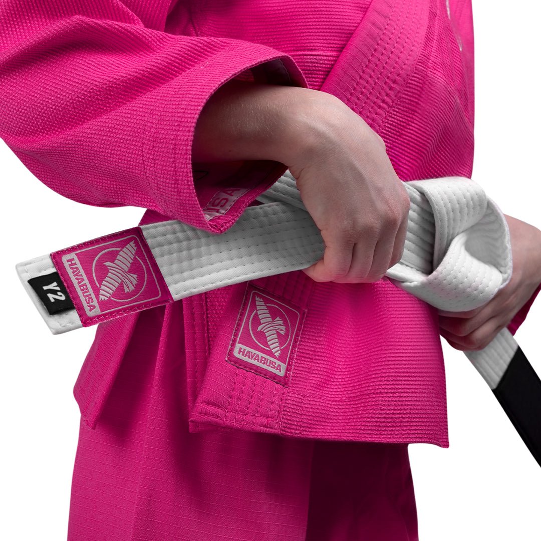 Detalle del cinturón blanco suministrado con el kimono rosa Hayabusa para niño