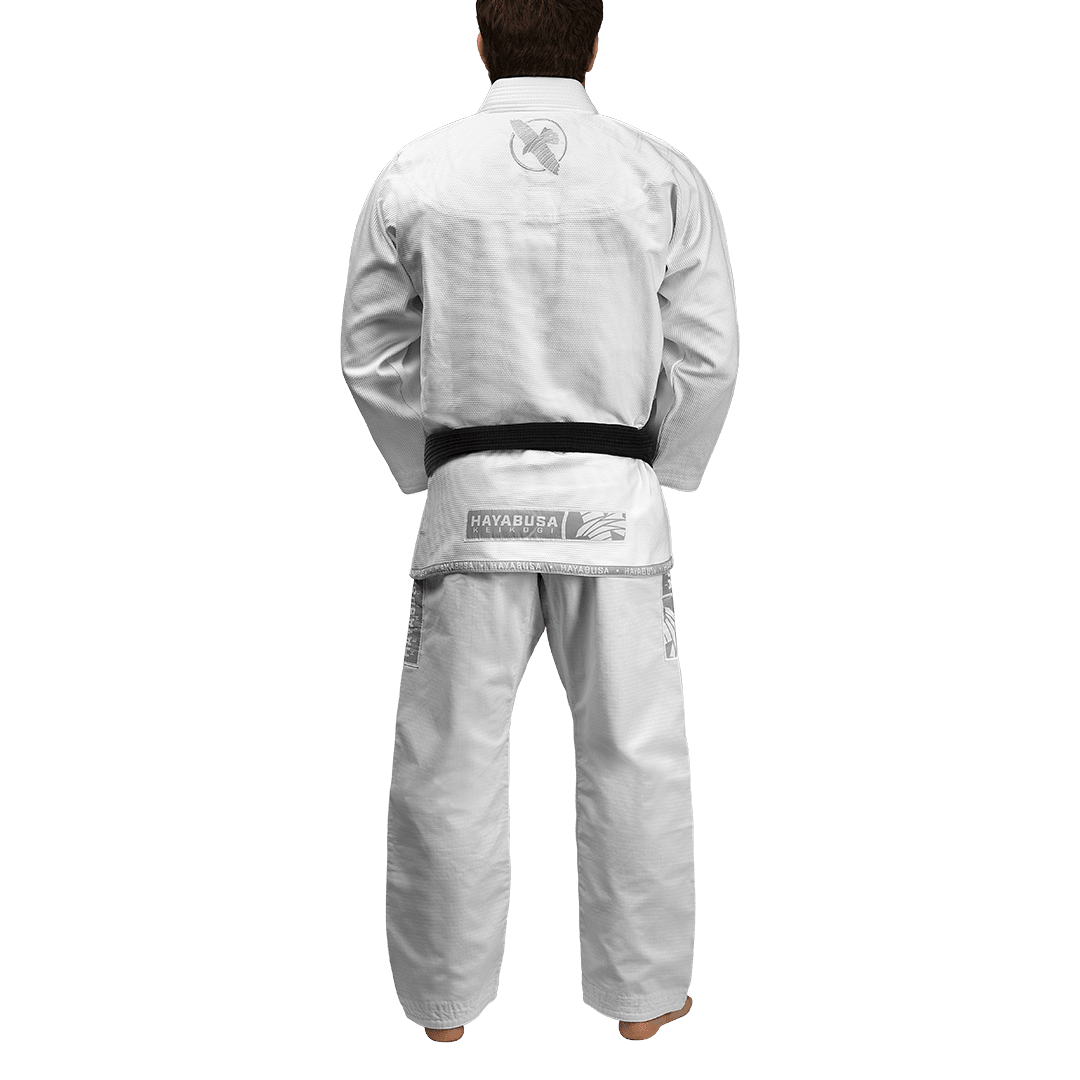 Vista trasera del Hayabusa White Gi, diseño ligero y atlético