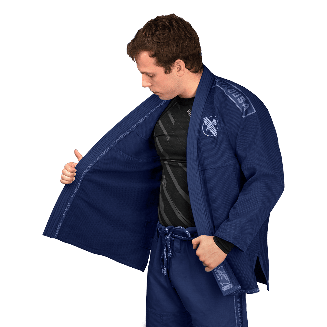 Detalle del forro y zonas internas reforzadas del kimono azul marino