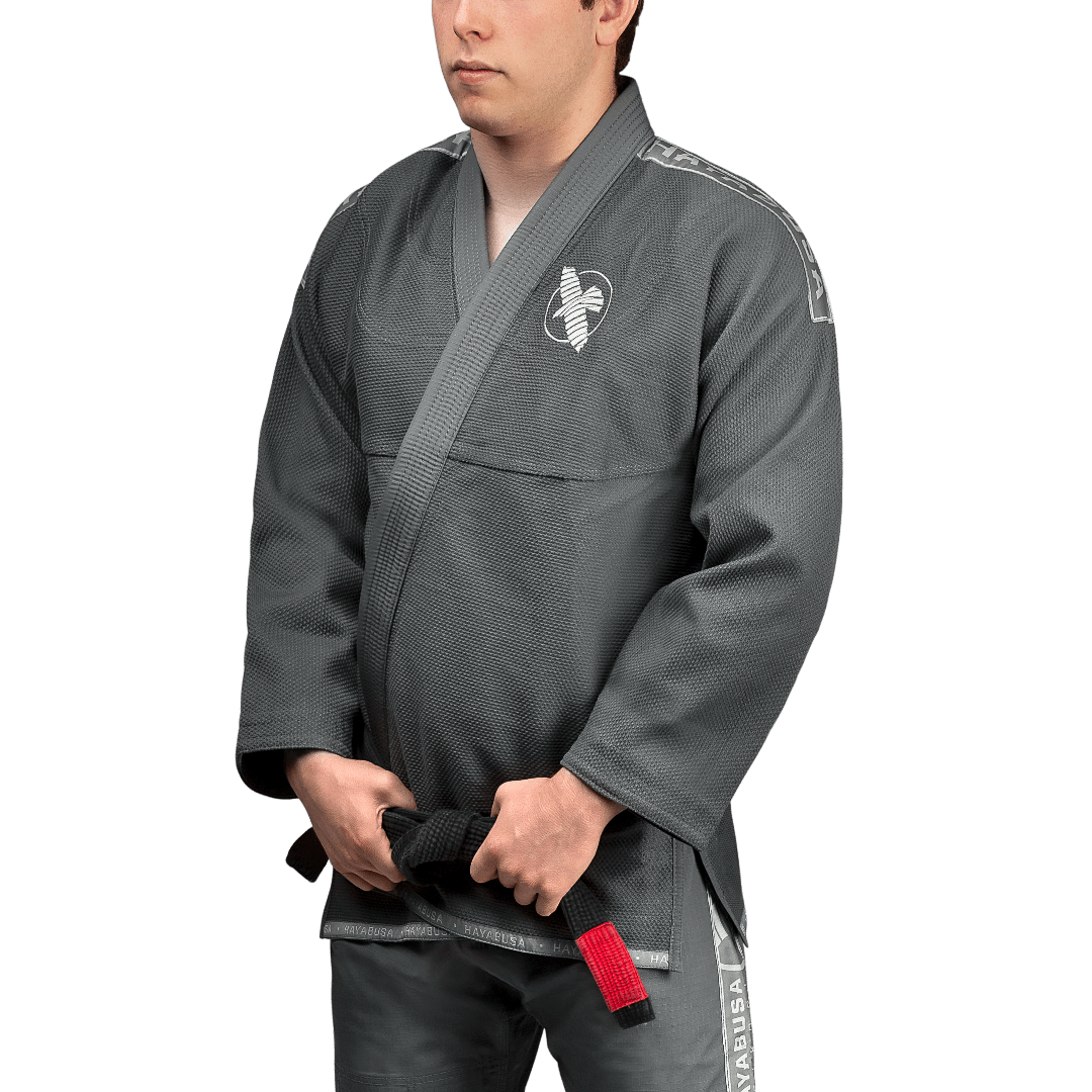 Vista frontal del kimono ligero gris de BJJ Hayabusa con parches minimalistas