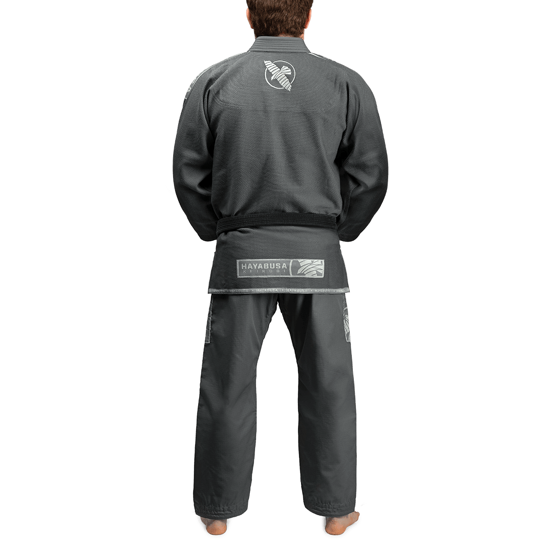 Vista trasera del Hayabusa Gi gris que muestra la construcción de la chaqueta y los pantalones.