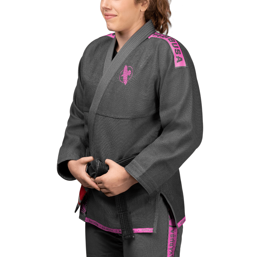 Vista frontal del kimono ligero de BJJ Hayabusa gris con detalles y logos en rosa