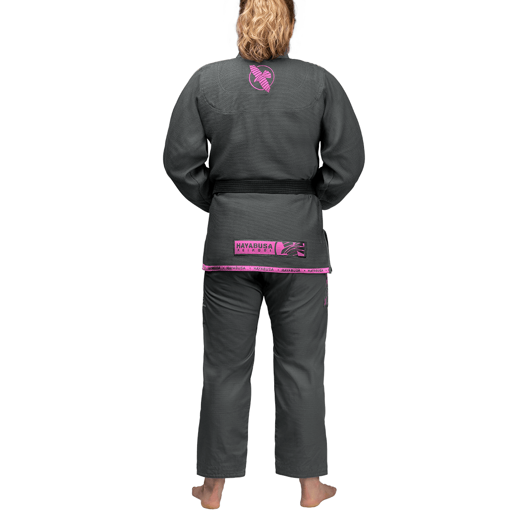 Vista trasera del Hayabusa Gi gris y rosa, ideal para deportistas y niños