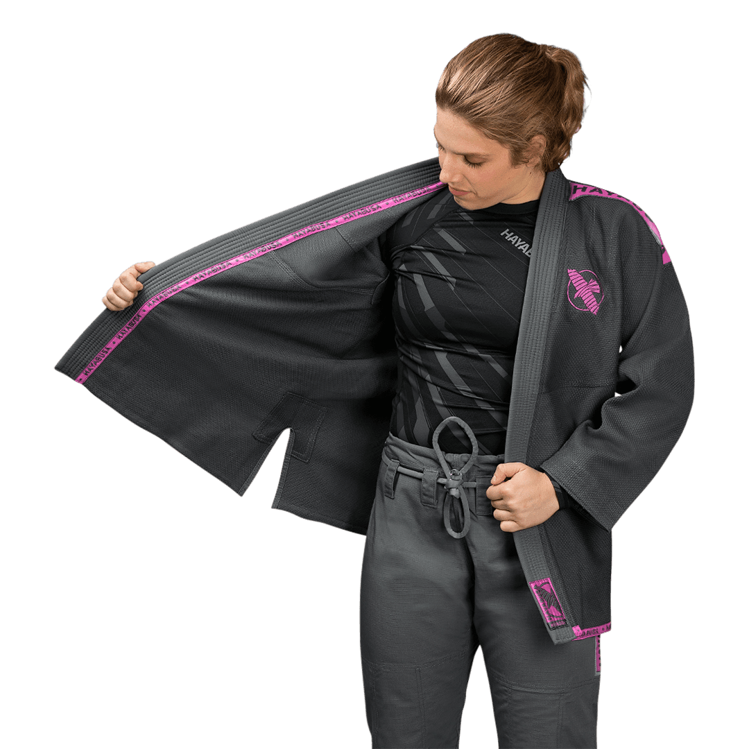 Vista interna del kimono gris y rosa, detalle de las costuras reforzadas