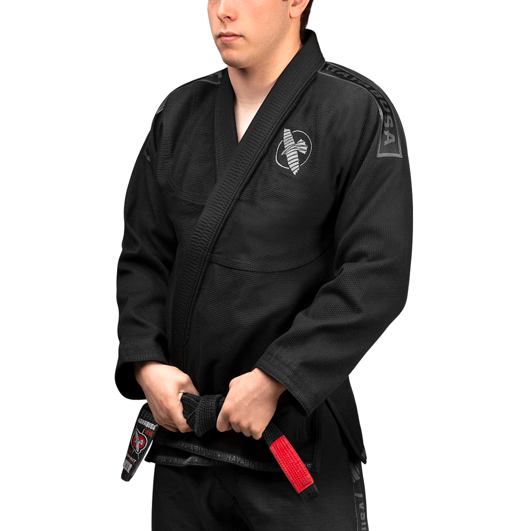 Vista frontal del kimono ligero negro de BJJ Hayabusa con bordado blanco en contraste