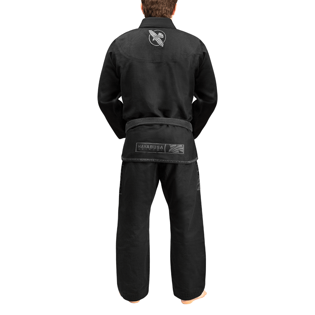 Vista trasera del Hayabusa Gi negro, destacando el corte ergonómico