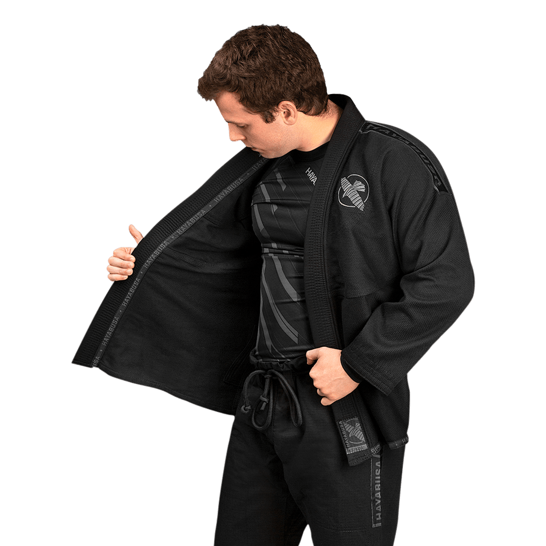 Detalle de las etiquetas y costuras internas del kimono Hayabusa negro