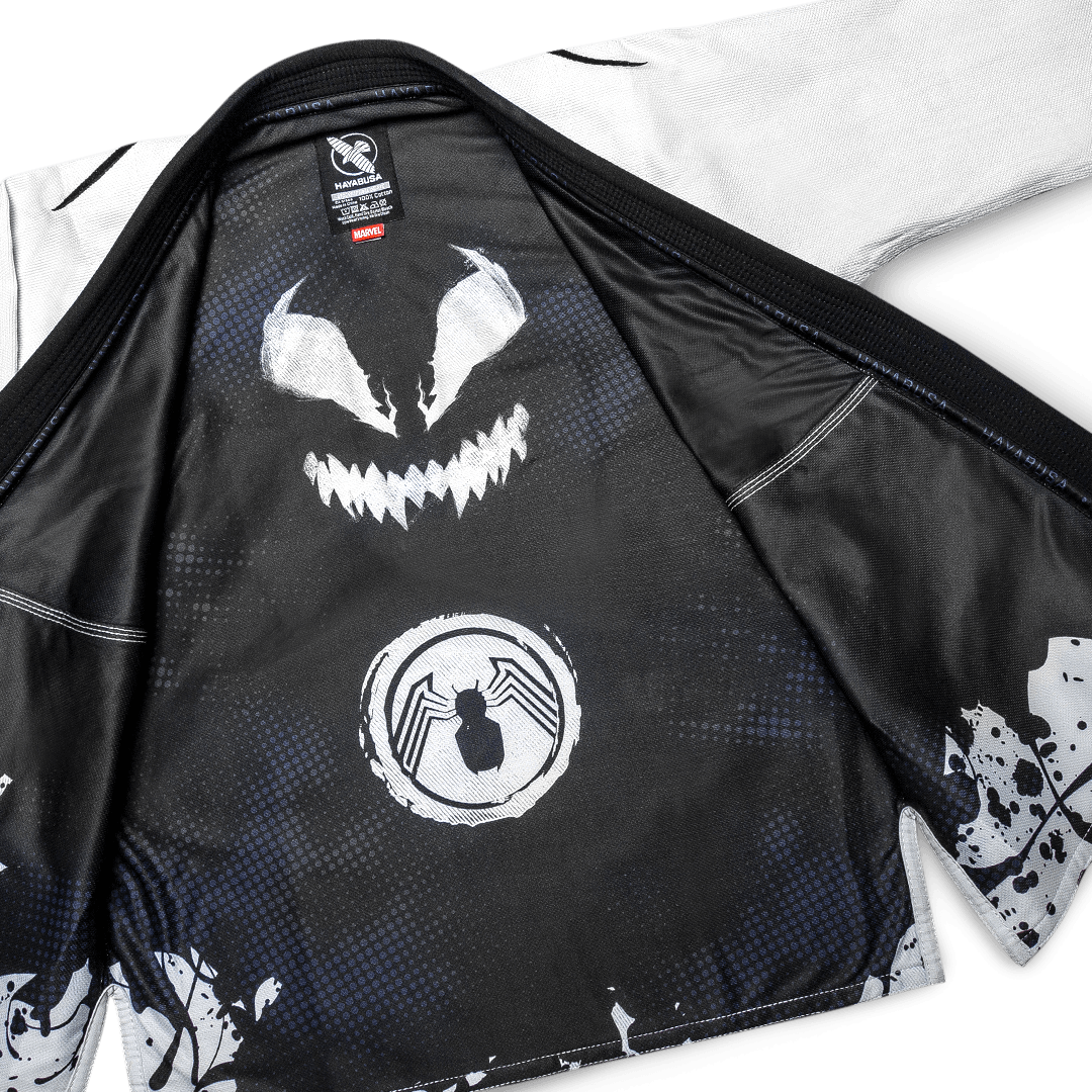 Detail přizpůsobené vnitřní podšívky kimona Hayabusa Venom s uměleckou grafikou symbionta Marvel