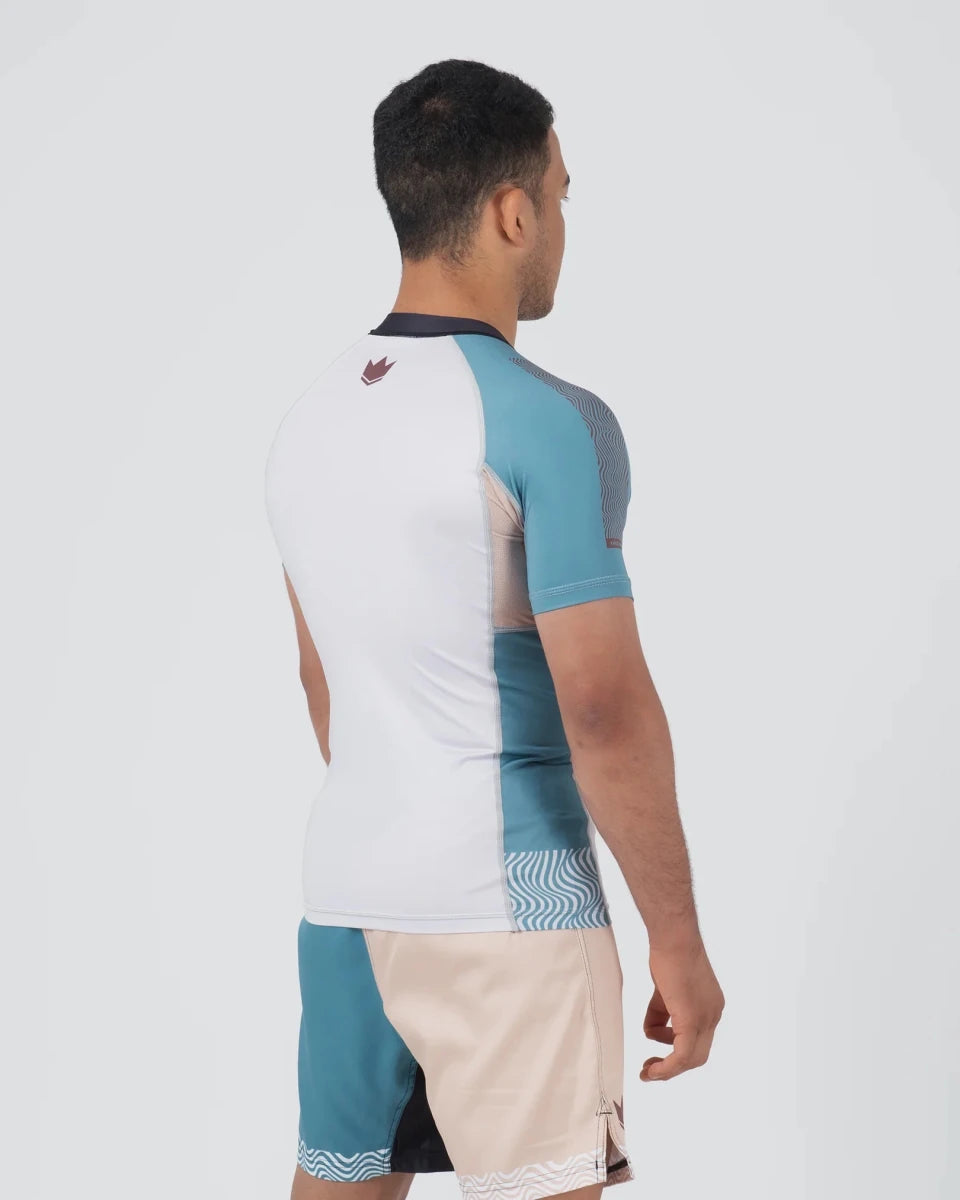 Vista traseira do rashguard Kingz Flow azul claro com gráficos totalmente sublimados