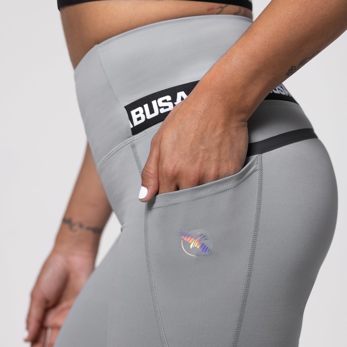 Détail de la poche latérale pratique pour smartphone du legging Hayabusa gris