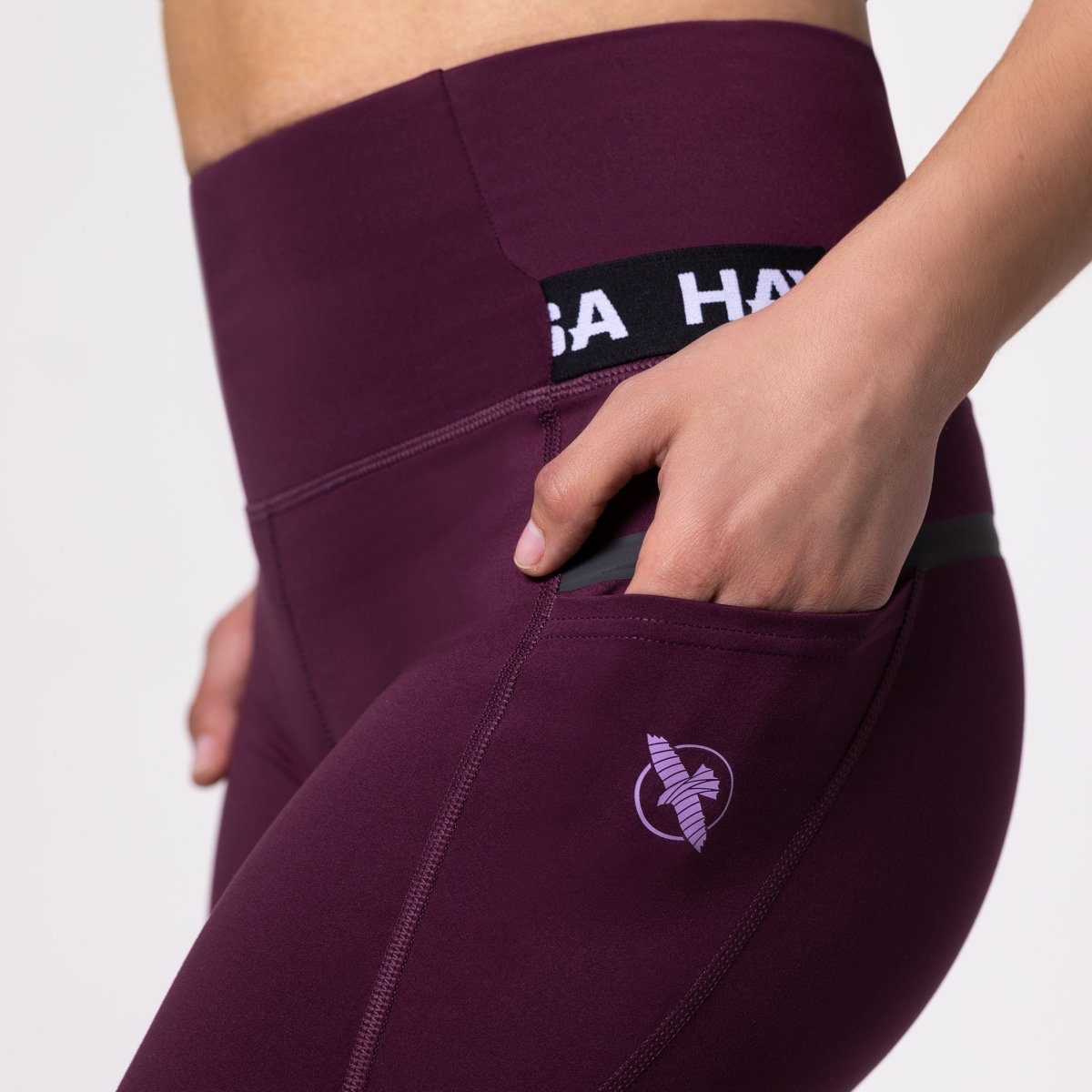 Détail de la poche latérale cachée du legging de sport couleur lie de vin