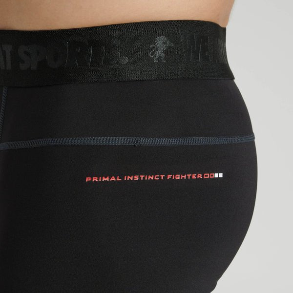 Gros plan sur l'écriture Leone imprimée sur la jambe du legging noir