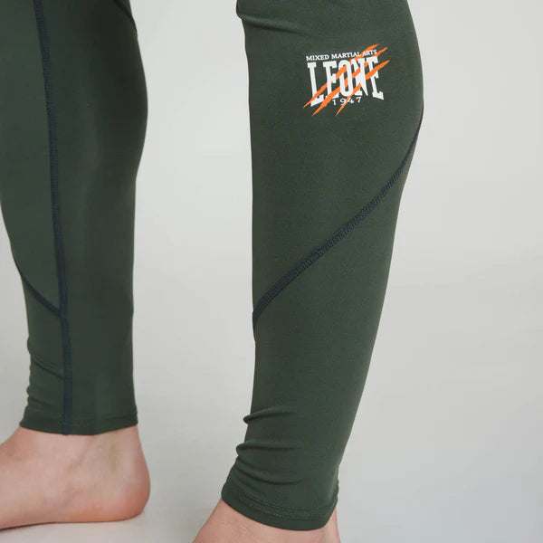 Détail des imprimés techniques et de l'écriture Leone sur le legging vert
