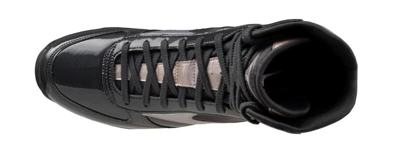 Dettaglio materiali e cuciture della Mizuno Wave Monster nera.