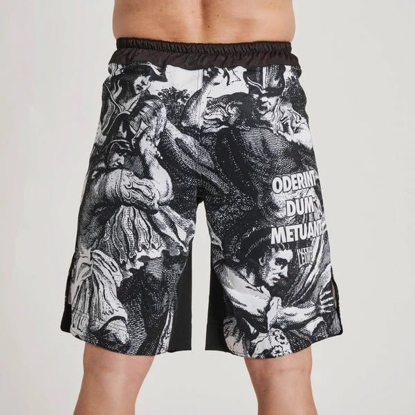 Vue arrière complète du short MMA LEONE x IUTER Barbed Wire, montrant la suite de l'imprimé graphique et l'arrière de la ceinture noire.