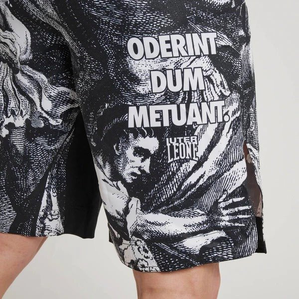 Vue de face à plat du short MMA LEONE x IUTER Barbed Wire, mettant l'accent sur la disposition complète des logos et de l'imprimé.