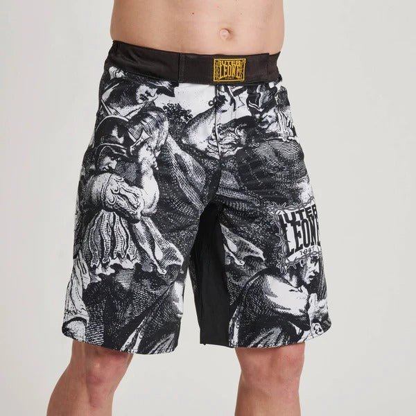 Zbliżony widok z przodu spodenek MMA LEONE x IUTER Barbed Wire MMA na jednym modelu, przedstawiający szczegółowy nadruk graficzny w stylu klasycznego grawerowania oraz logo na nogawce i w pasie