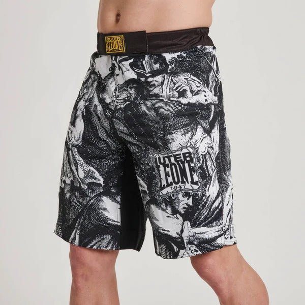 Prise de vue frontale complète d'un mannequin portant le short LEONE x IUTER MMA, montrant la coupe et la longueur.