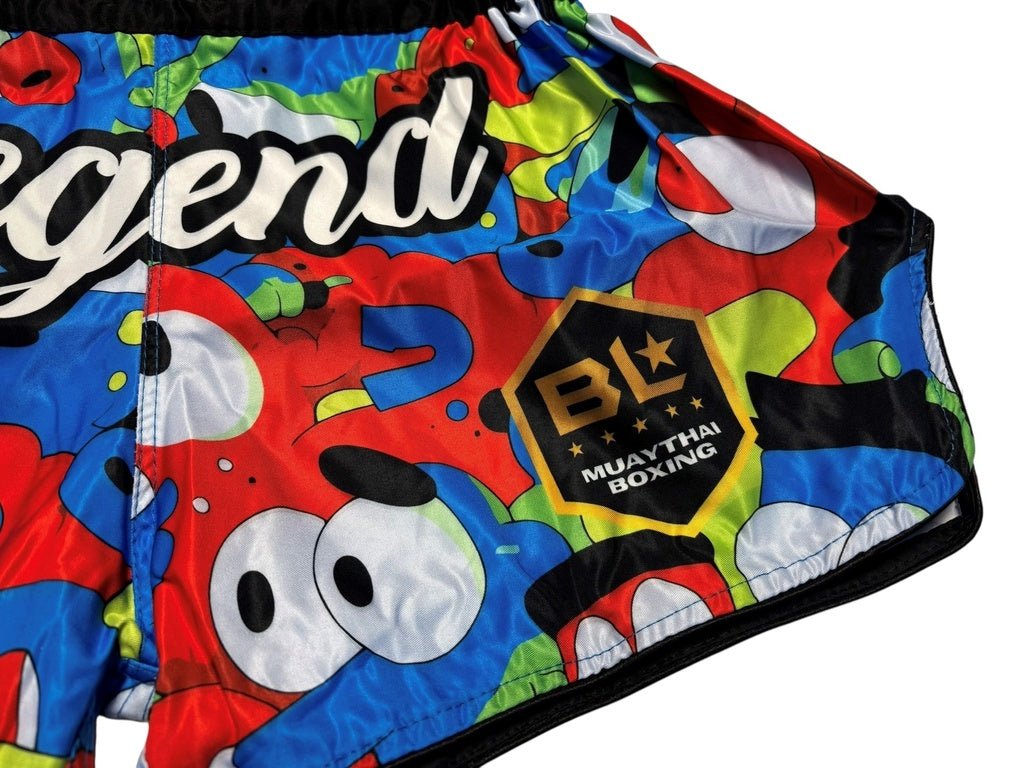 Détail des graphismes pop-art colorés sur les shorts de kickboxing pour enfants.