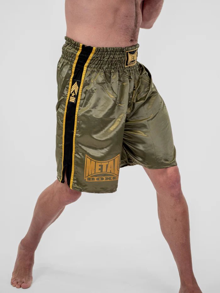 Détail du tissu satiné et des bordures dorées du short vert Metal Boxing Pro Line