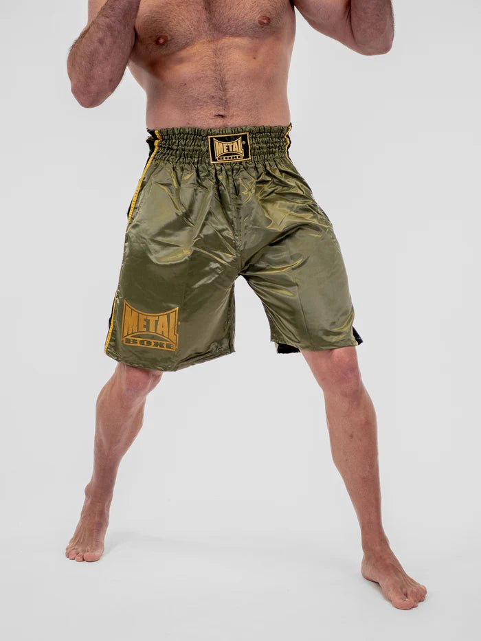 Vue de face Short de boxe anglais Metal Boxe Pro Line en satin vert militaire et doré