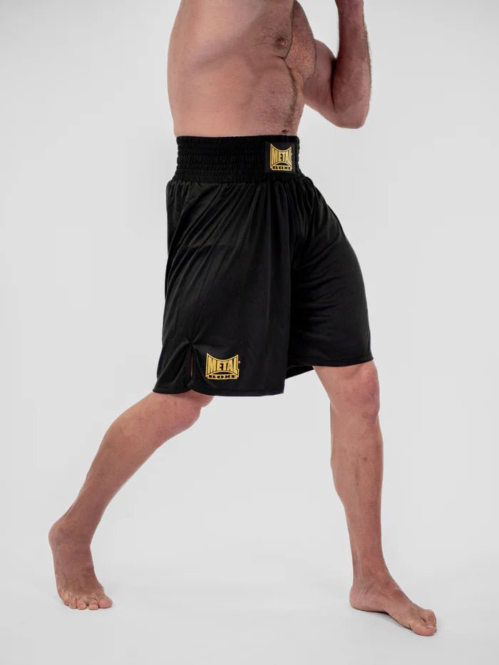 Détail du tissu soyeux et des finitions du short de boxe Metal Boxe Water noir