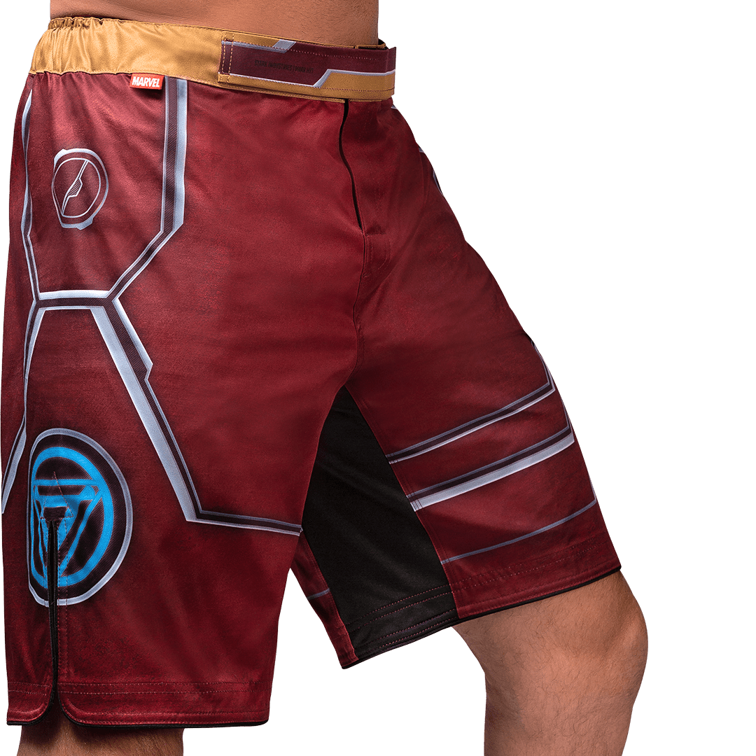 Vista frontal dos shorts de luta Hayabusa Marvel Iron Man, design de teia de aranha vermelha