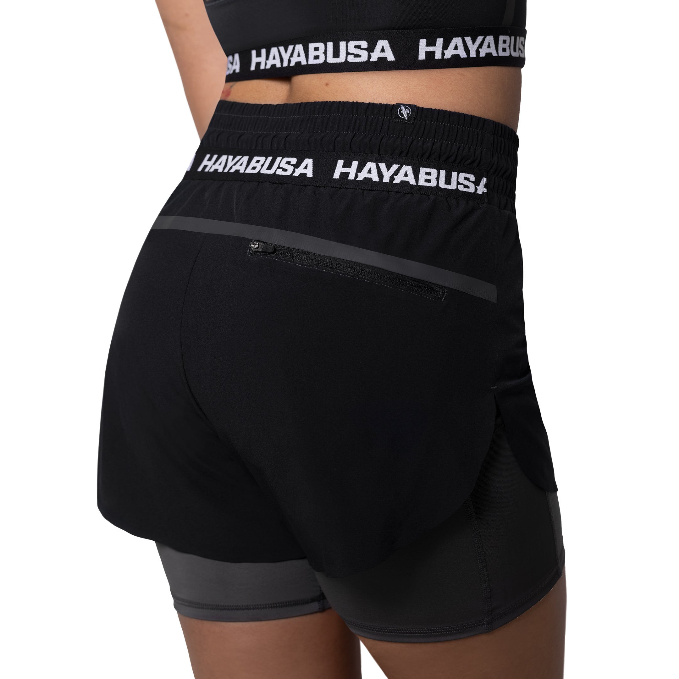 Vista posteriore degli shorts Hayabusa neri con dettaglio della tasca posteriore con zip