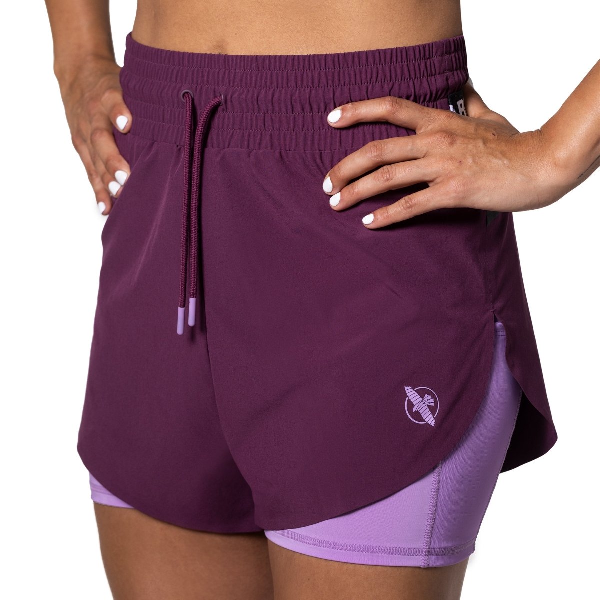 Vista frontal del pantalón corto de mujer Hayabusa de doble capa en color vino con logo