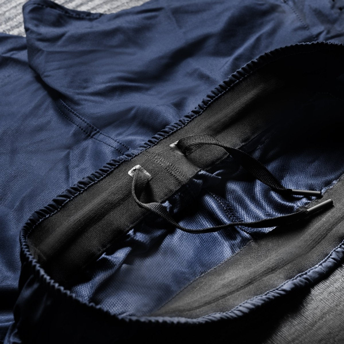 Detalle del cordón plano interno del short azul Hayabusa Apex, diseñado para no crear volumen