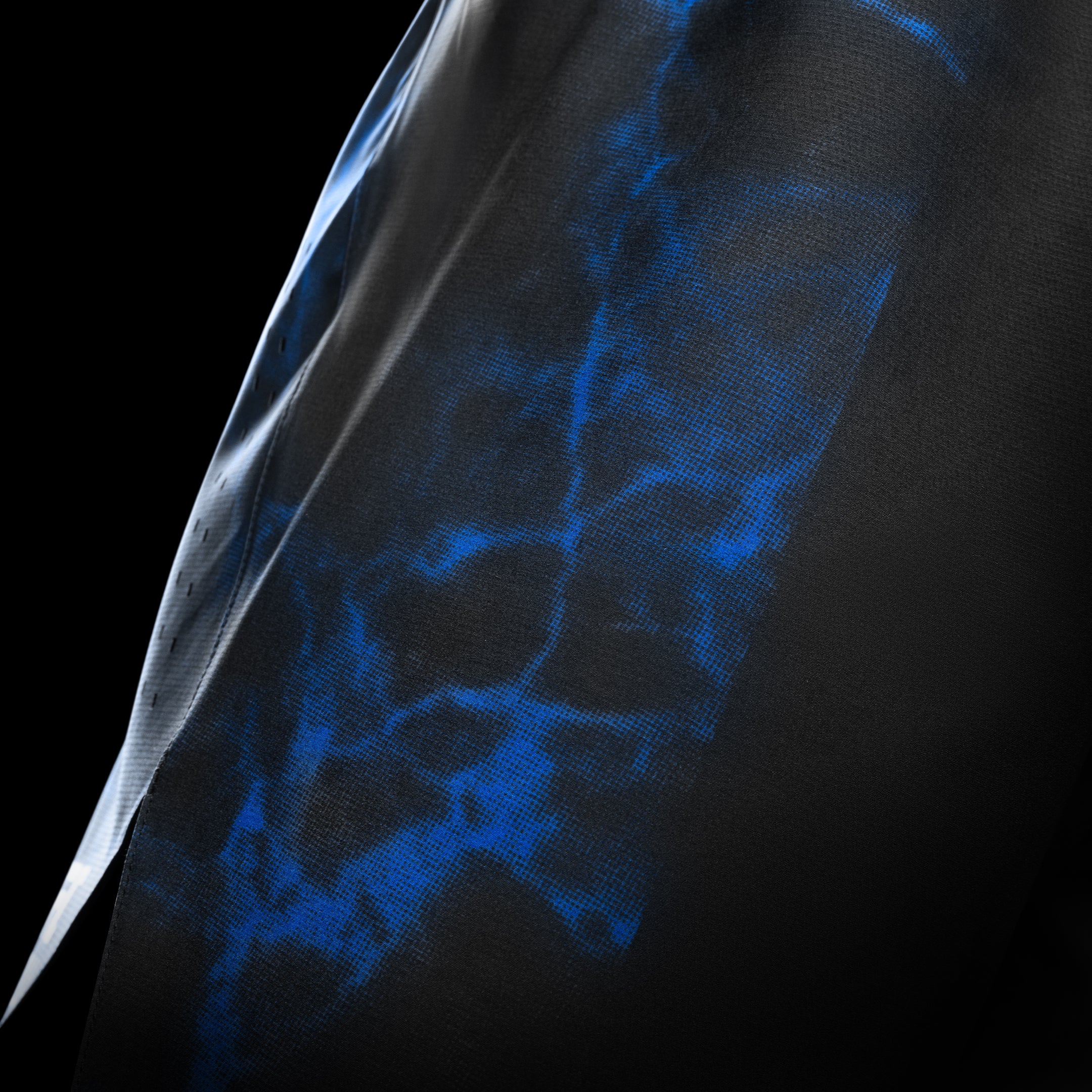 Vista laterale dei pantaloncini UFC BJJ nero e blu, evidenzia il tessuto tecnico leggero e traspirante