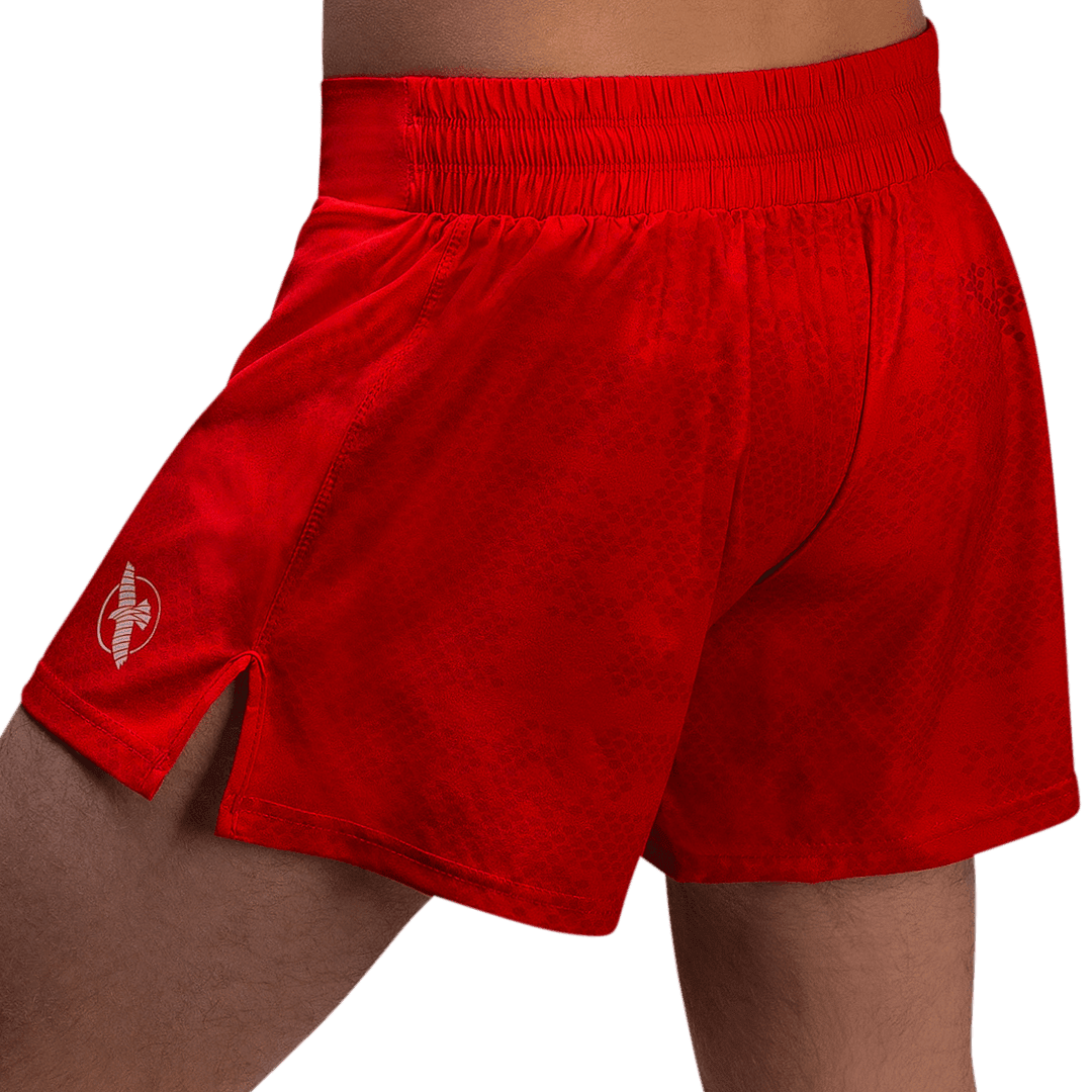 Vista trasera del pantalón corto rojo Hayabusa Arrow, diseño ultraligero para Muay Thai y Kickboxing