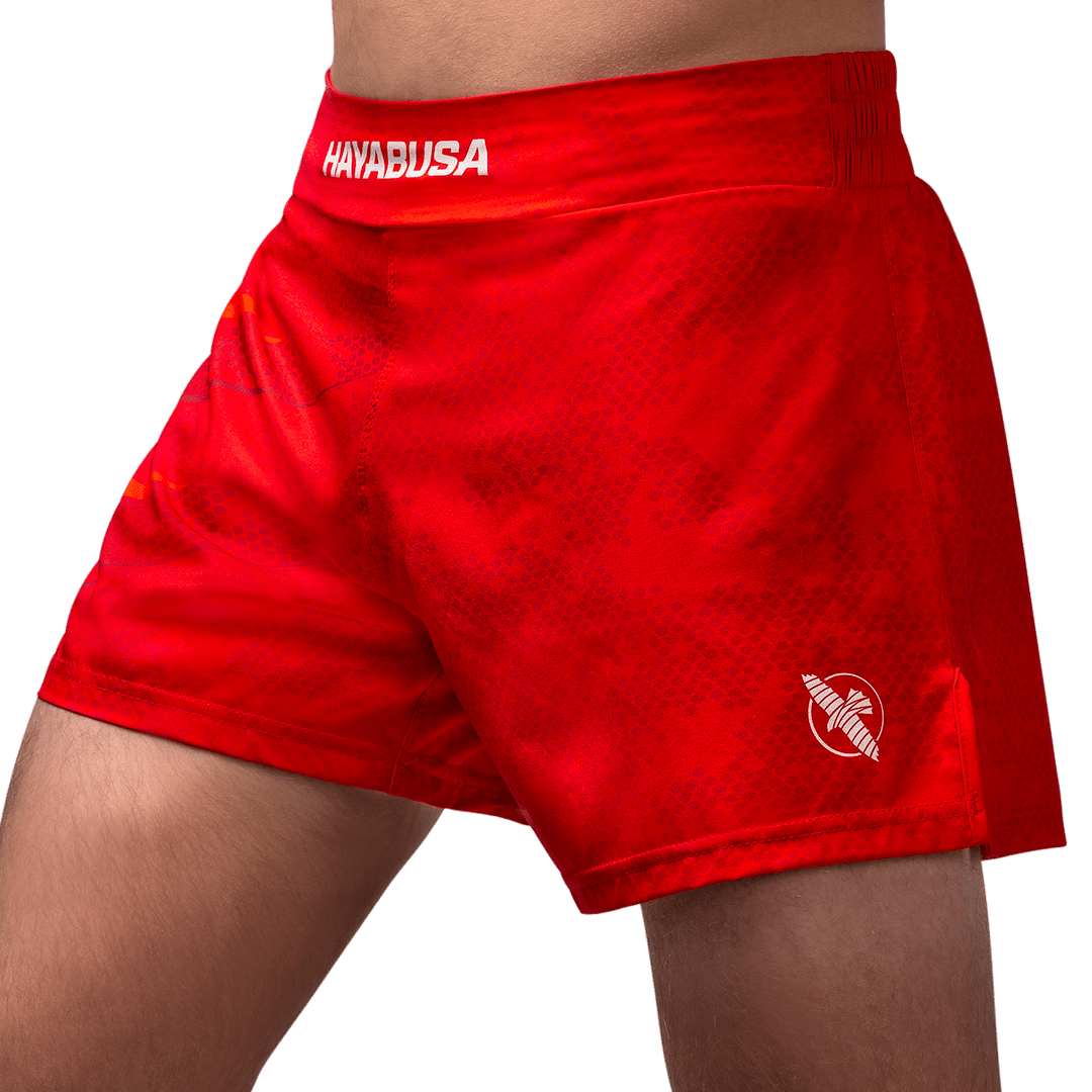 Vedere frontală a pantalonilor scurti roșii de kickboxing Hayabusa Arrow, scurtătură pentru libertate maximă de mișcare
