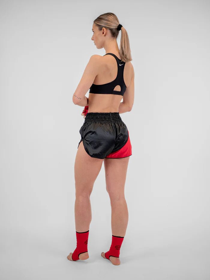 Vista trasera pantalones cortos de combate Metal Boxing Warrior negro rojo banda elástica alta