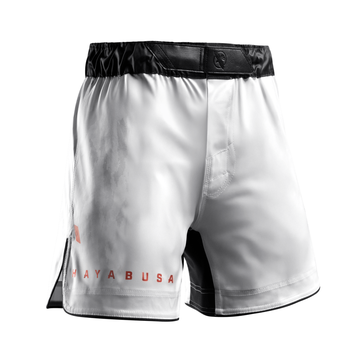 Vista frontal de pantalones cortos blancos Hayabusa Apex 3/4 MMA, amplias aberturas laterales para movilidad