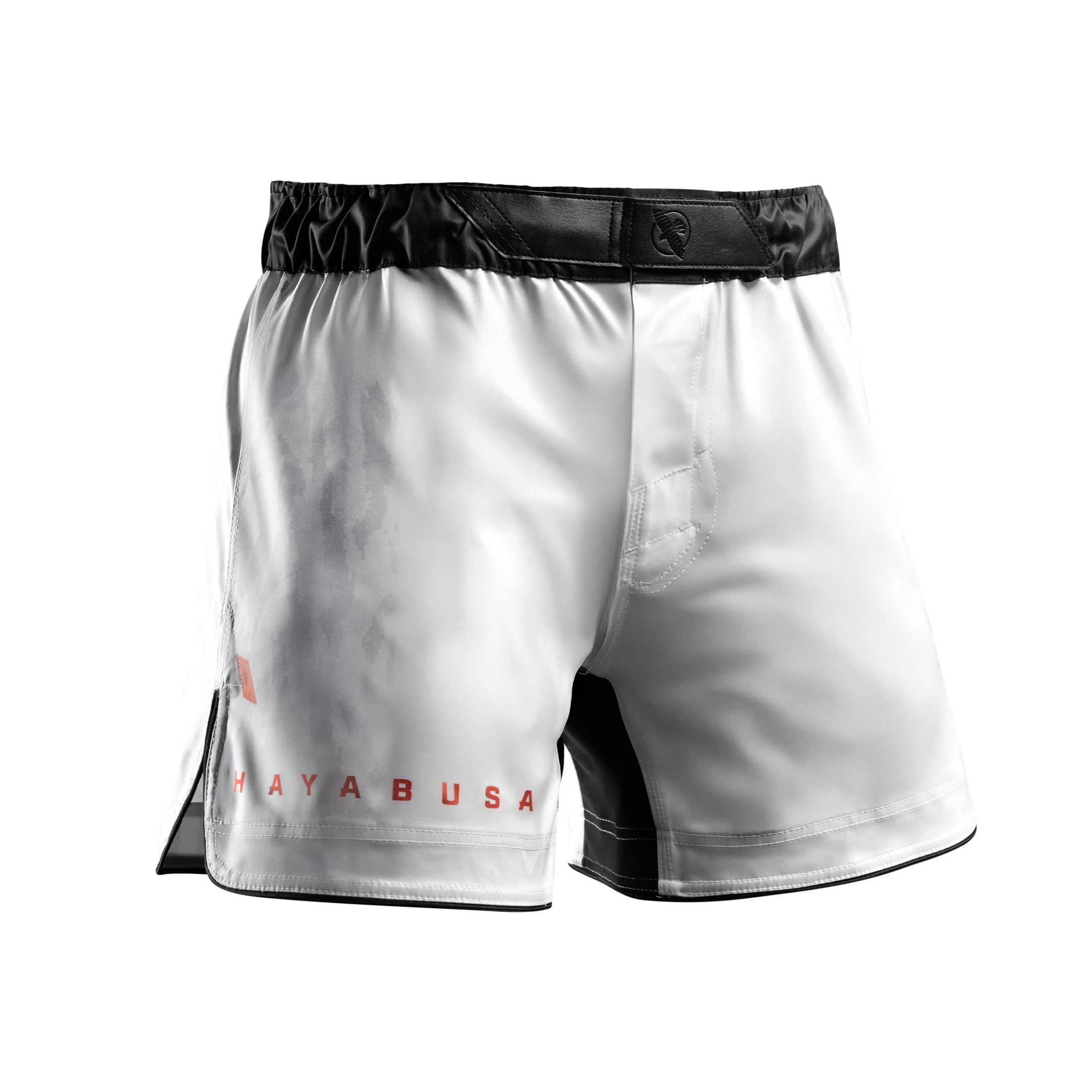 Vista frontale dei pantaloncini MMA Hayabusa Apex Mid-Thigh bianchi con chiusura a incastro
