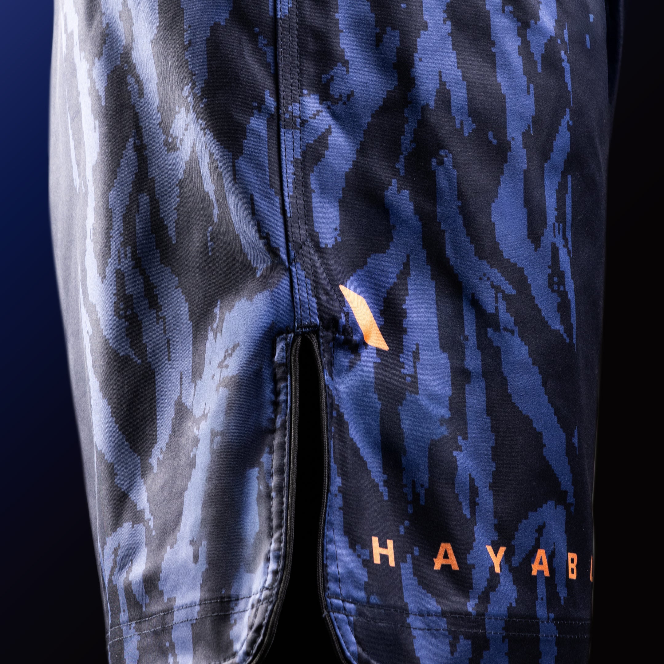 Vista laterale dei pantaloncini MMA Hayabusa Apex Mid-Thigh blu con dettaglio degli spacchi per la massima mobilità