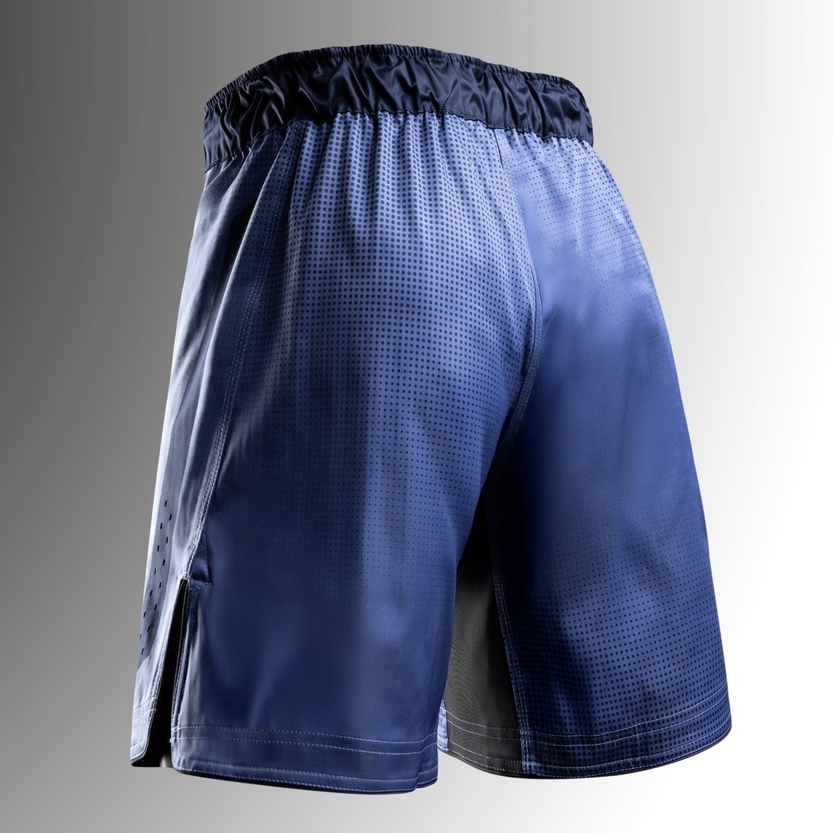 Vista trasera de los pantalones cortos azules de MMA Hayabusa Core de longitud completa con costuras reforzadas