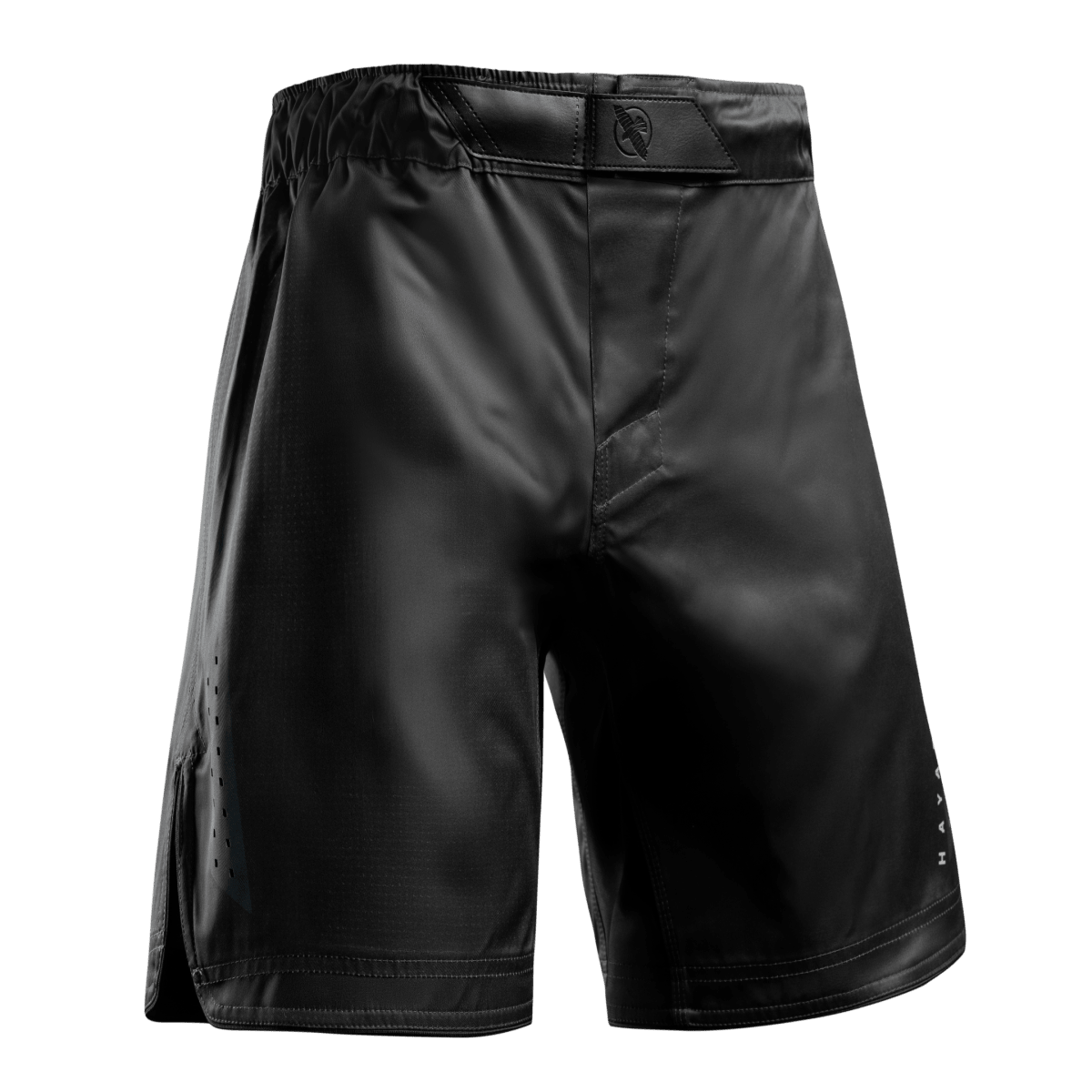 Vista frontal do short preto Hayabusa Core Full-Length MMA com fecho entrelaçado e cordões