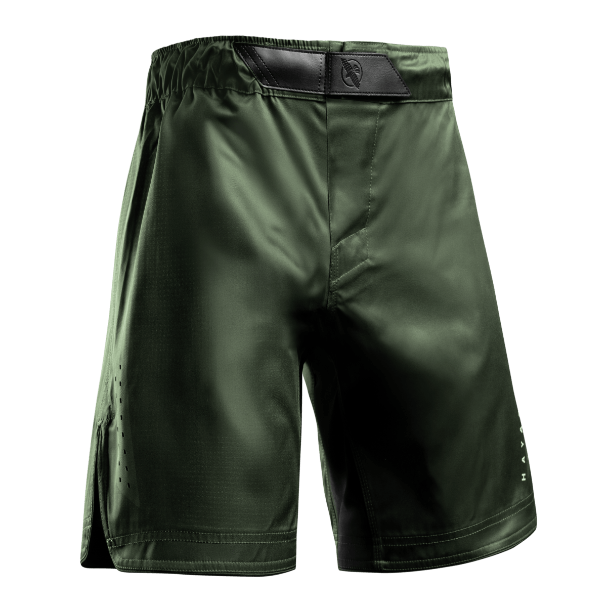 Vista frontal de los pantalones cortos verdes de MMA Hayabusa Core de longitud completa con sistema de cierre de doble bloqueo