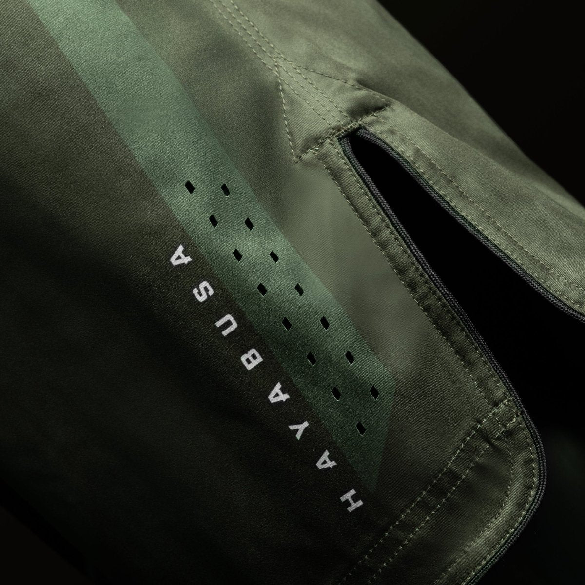 Vista lateral de los pantalones cortos verdes de MMA Hayabusa Core Full-Length, detalle del corte completo
