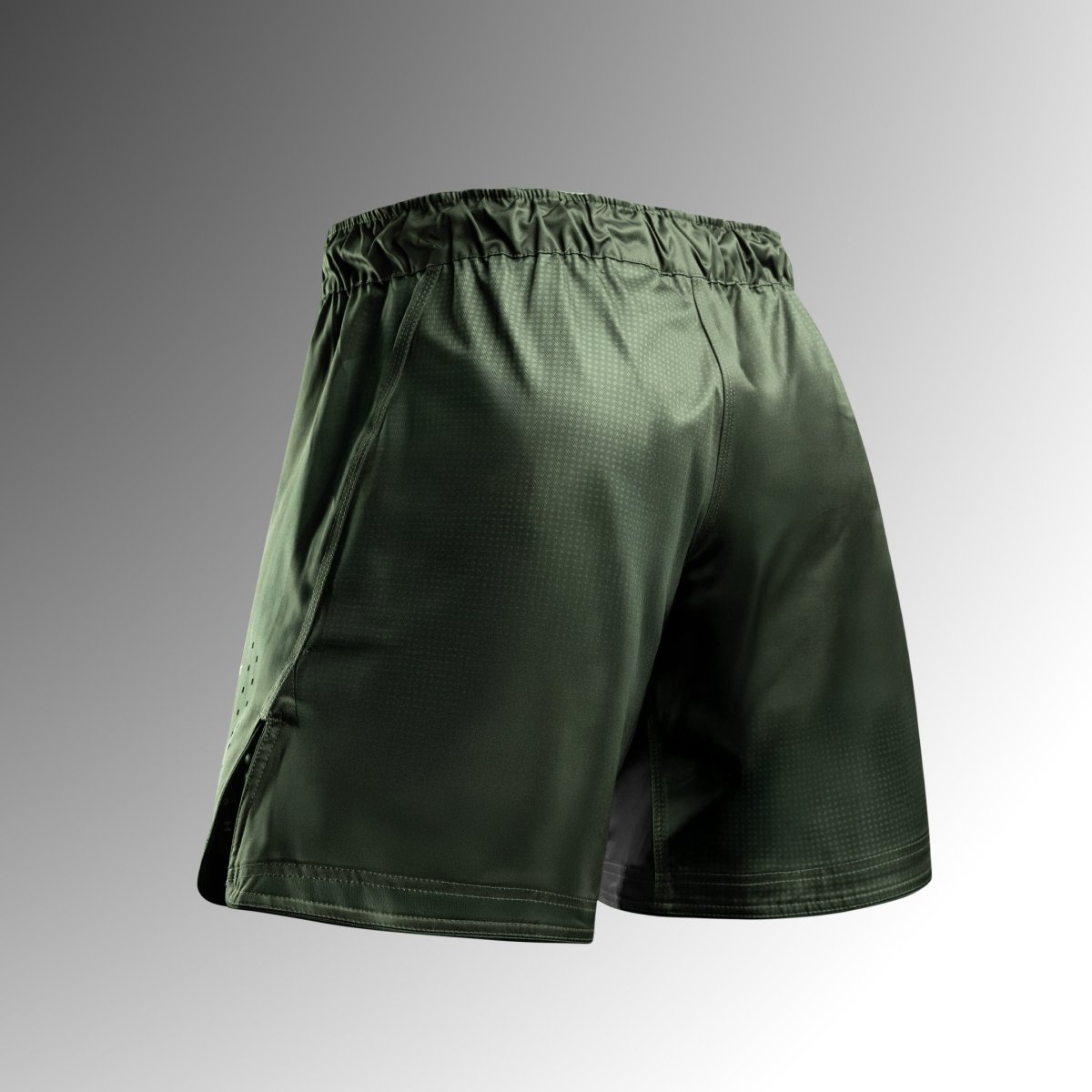 Pohled zezadu na zelené šortky Hayabusa Core Mid-Thigh MMA z tkaniny odolné proti roztržení pro No-Gi