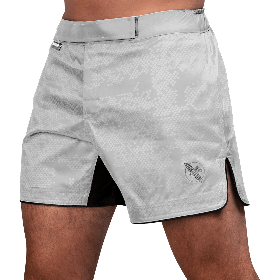 Vista frontal del short blanco de MMA Hayabusa Hex Mid-Thigh, diseño híbrido versátil para entrenamiento