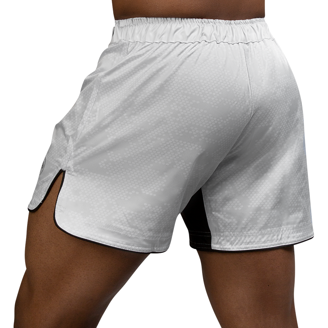 Vista trasera del pantalón corto blanco Hayabusa Hex MMA, ideal para golpes y grappling